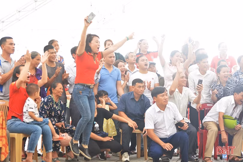 Tranh tài đẩy gậy mừng lễ Giỗ Tổ Hùng Vương ở Hà Tĩnh