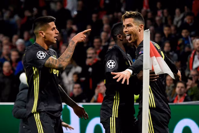Luke Shaw phản lưới, MU thua Barca trên sân nhà, Ronaldo ghi bàn, Juventus hòa Ajax trên sân khách