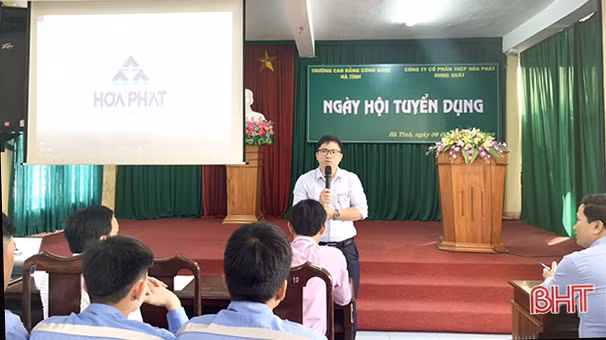 Gần 180 sinh viên đăng ký tuyển dụng vào Công ty thép Hòa Phát Dung Quất