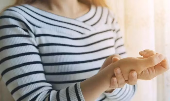 Thường xuyên bị tê tay chân nên cẩn thận những chứng bệnh này
