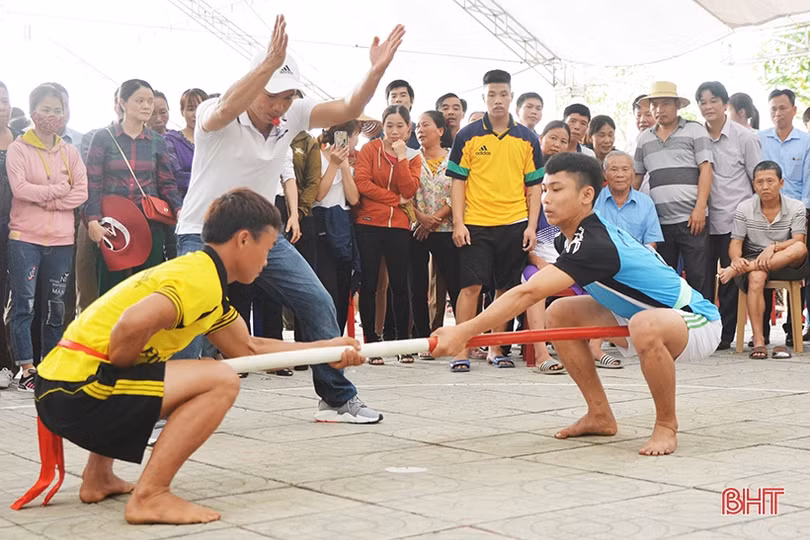 Tranh tài đẩy gậy mừng lễ Giỗ Tổ Hùng Vương ở Hà Tĩnh