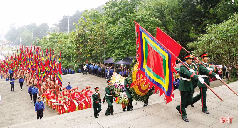 Vẫn còn vọng giữa đất trời tiếng ngân...