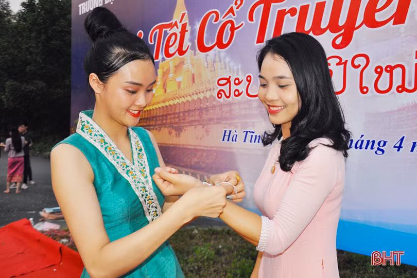 Vui tết Bunpimay cùng sinh viên Lào tại Hà Tĩnh