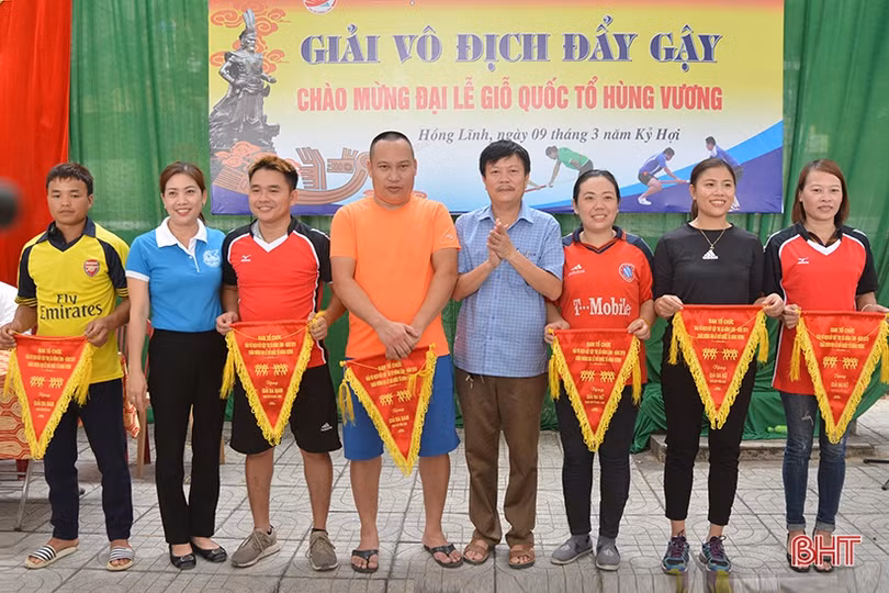 Tranh tài đẩy gậy mừng lễ Giỗ Tổ Hùng Vương ở Hà Tĩnh
