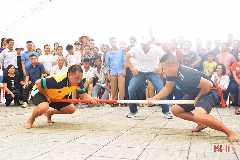 Tranh tài đẩy gậy mừng lễ Giỗ Tổ Hùng Vương ở Hà Tĩnh