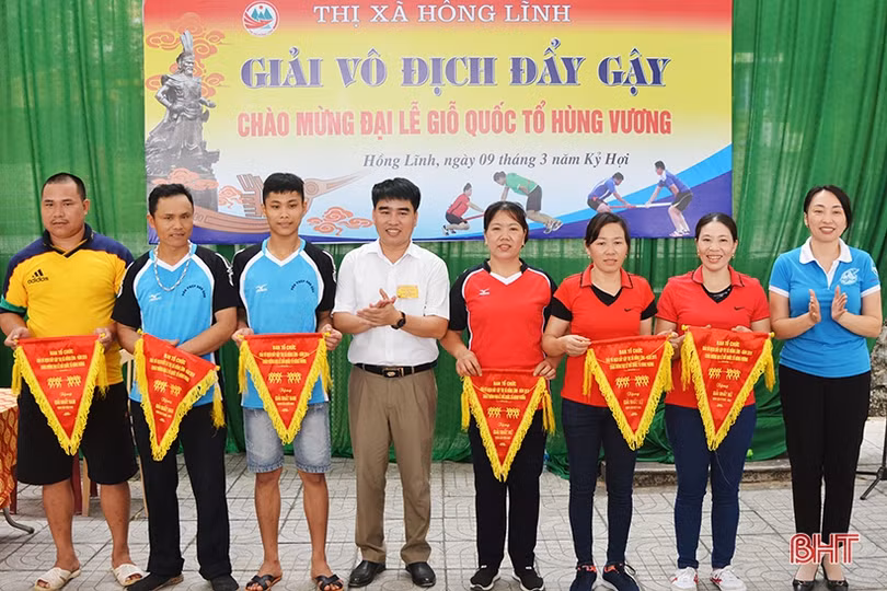Tranh tài đẩy gậy mừng lễ Giỗ Tổ Hùng Vương ở Hà Tĩnh