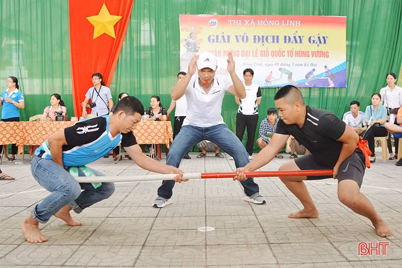 Tranh tài đẩy gậy mừng lễ Giỗ Tổ Hùng Vương ở Hà Tĩnh