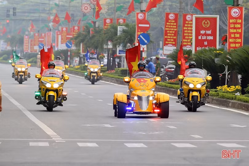 Các tay đua xe đạp giải “Non sông liền một dải” đi qua địa phận Hà Tĩnh