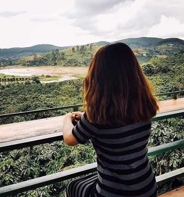 me man voi nhung quan ca phe dua tay cham vao may o viet nam