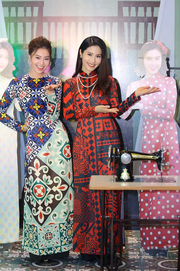 ao dai theo style co ba sai gon an khach tro lai
