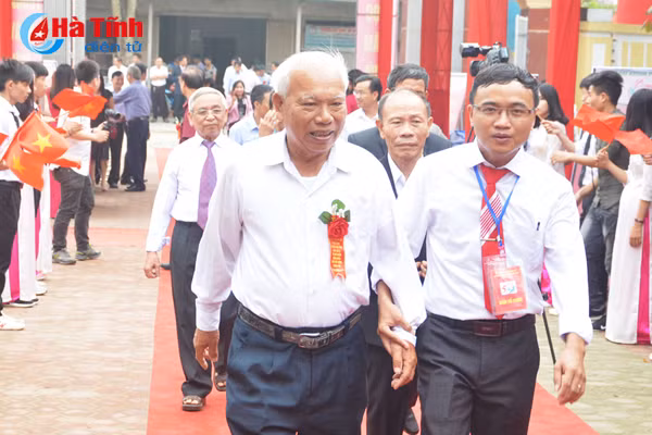 truong thpt nguyen van troi nhan bang khen thu tuong chinh phu
