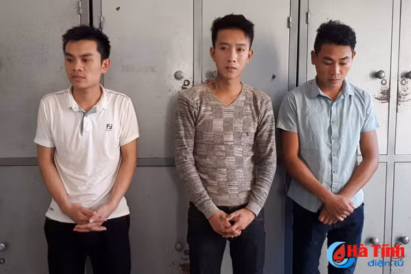 nhau xong 3 doi tuong xach hung khi di cuop tai san
