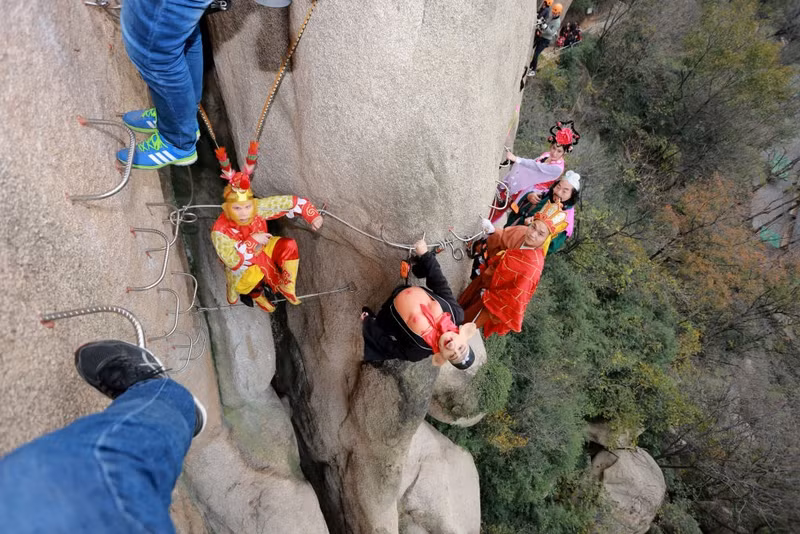 doi tre choi troi chup anh cuoi tren vach da