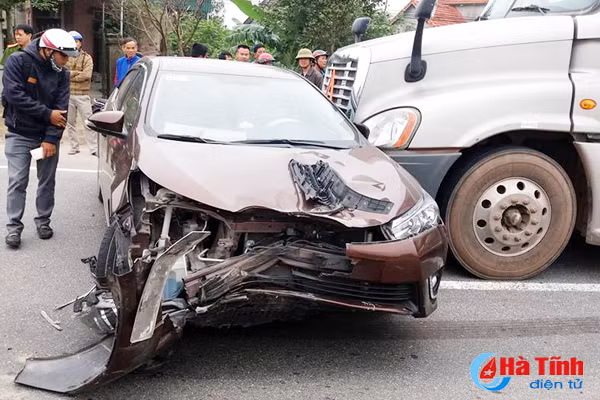 toyota altis bi dam ngang tren quoc lo tai xe may man thoat chet