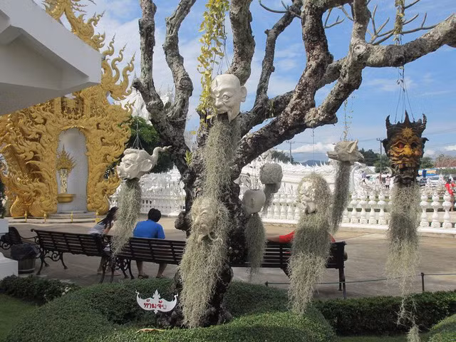 kham pha ngoi den trang ky di o thai lan