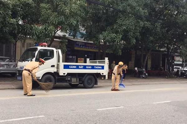 3 chien sy csgt don da dam roi vai tren duong giua trua