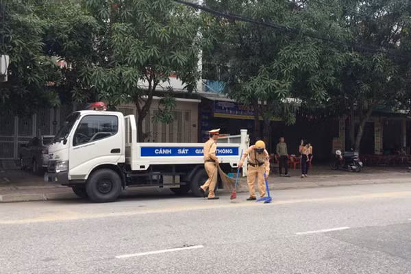 3 chien sy csgt don da dam roi vai tren duong giua trua