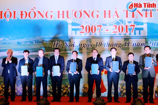 10 nam hoi dong huong ha tinh tai ha noi gan ket de xay dung que huong