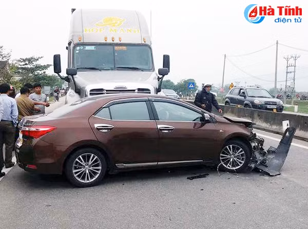 toyota altis bi dam ngang tren quoc lo tai xe may man thoat chet