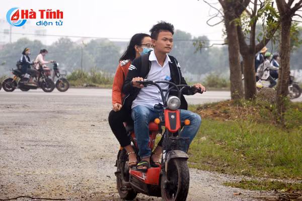 hoc sinh duc tho nghenh ngang xe may dien khong doi mbh