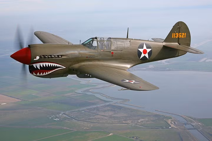 may bay tiem kich curtiss p 40e dung manh chao luon tren bau troi