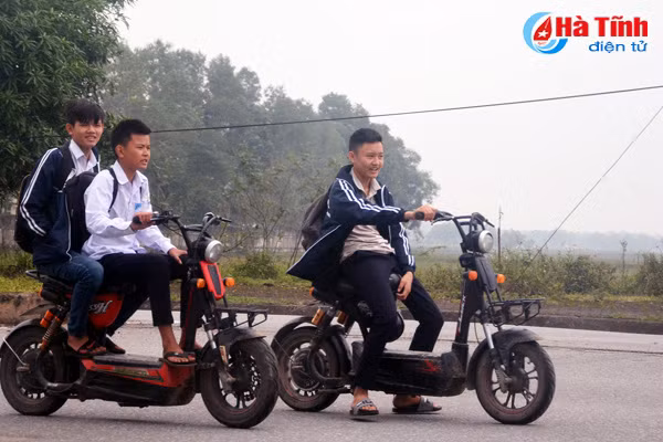 hoc sinh duc tho nghenh ngang xe may dien khong doi mbh