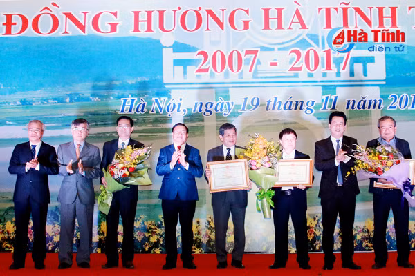 10 nam hoi dong huong ha tinh tai ha noi gan ket de xay dung que huong