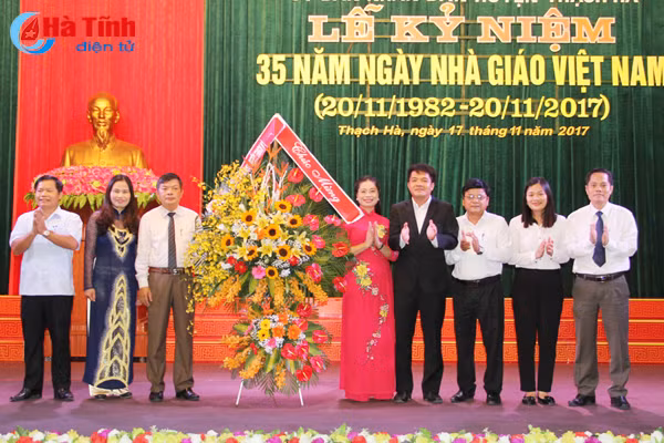 nhieu hoat dong chao mung ngay nha giao viet nam