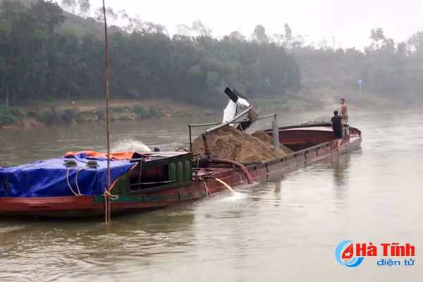 xu phat 2 chu thuyen khai thac cat trai phep tren song la