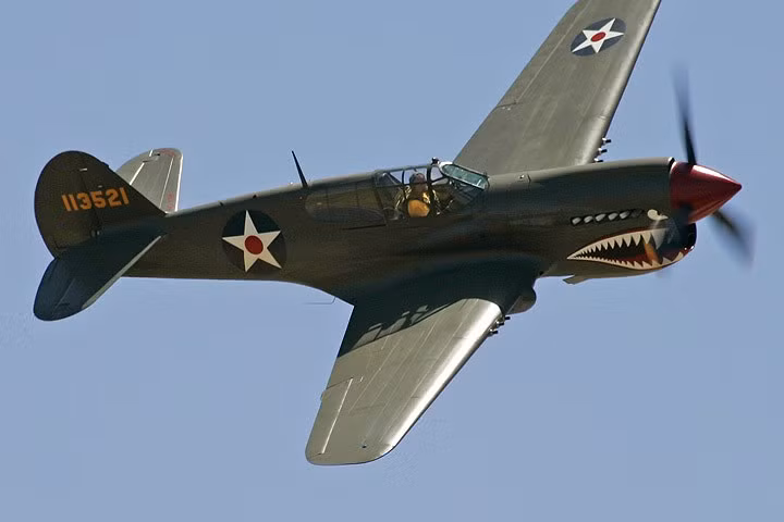may bay tiem kich curtiss p 40e dung manh chao luon tren bau troi