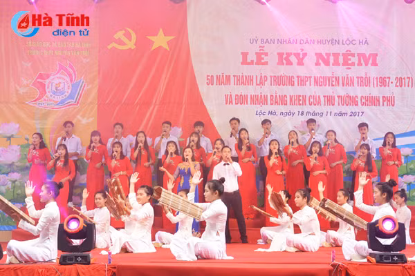 truong thpt nguyen van troi nhan bang khen thu tuong chinh phu