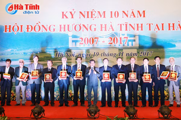 10 nam hoi dong huong ha tinh tai ha noi gan ket de xay dung que huong