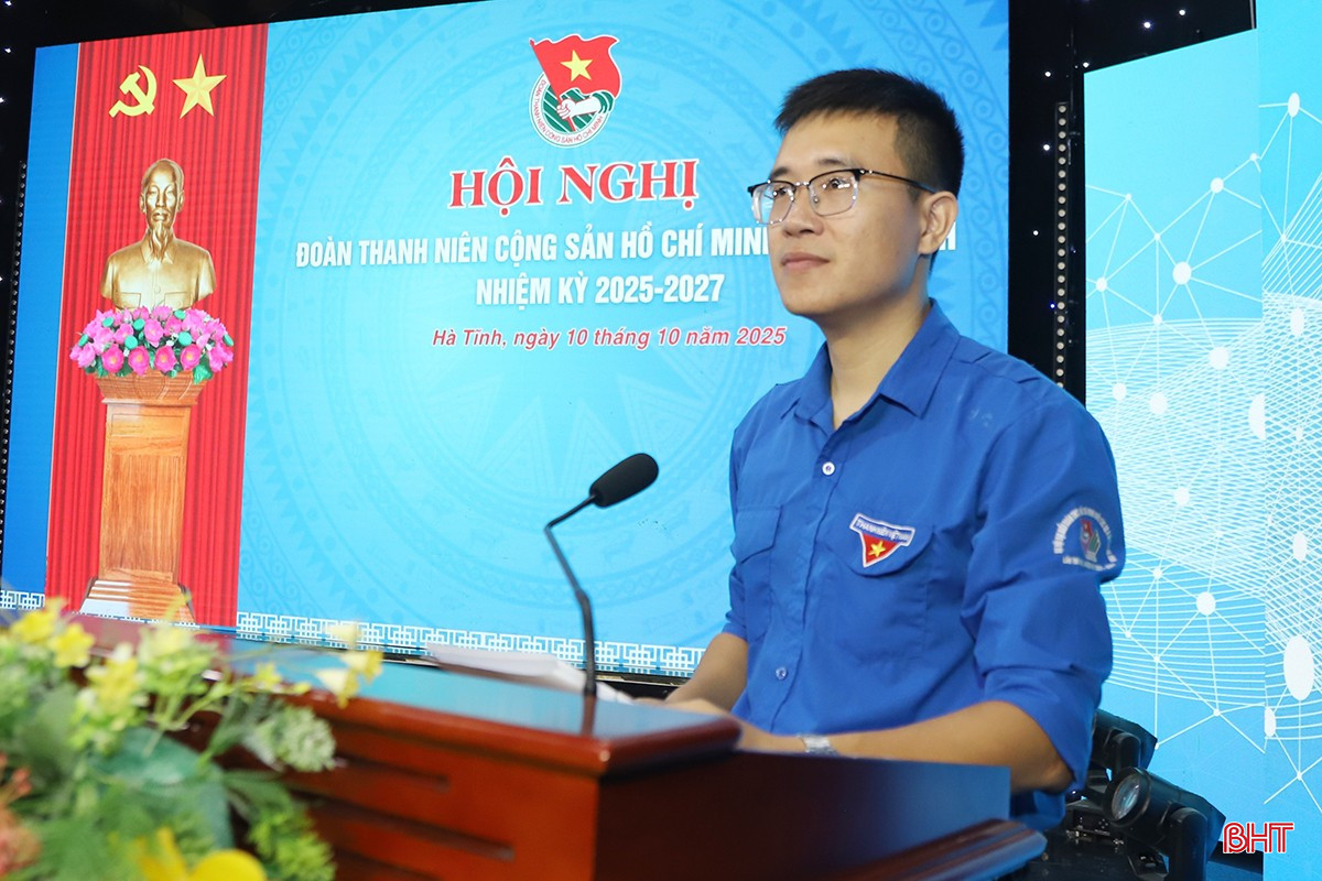 Phó Bí thư Chi đoàn Trần Đình Nhất trình bày dự thảo Báo cáo kiểm điểm Ban Chấp hành nhiệm kỳ 2022-2024.
