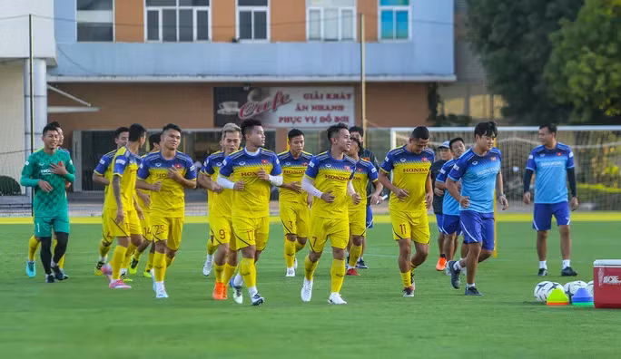 Cận cảnh không khí vui vẻ buổi tập đầu tiên của Đội tuyển Việt Nam chuẩn bị đấu Thái Lan