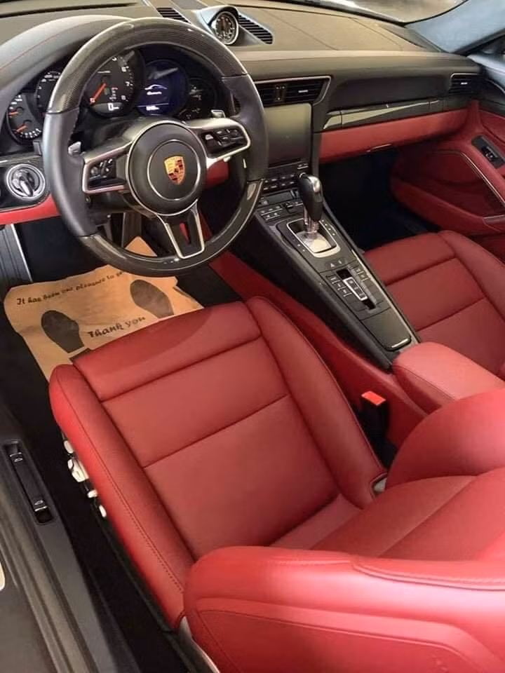 Porsche 911 Carrera màu độc biển số Lào về Việt Nam giá chỉ 5 tỷ đồng