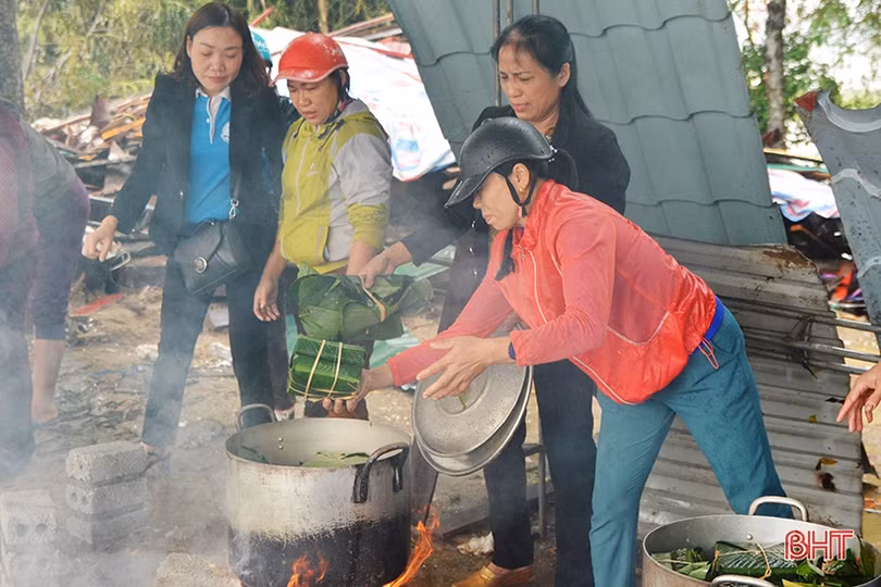 Người dân Hồng Lĩnh thi gói bánh chưng dâng Thánh tại Lễ hội đền Cả - Dinh đô quan Hoàng Mười