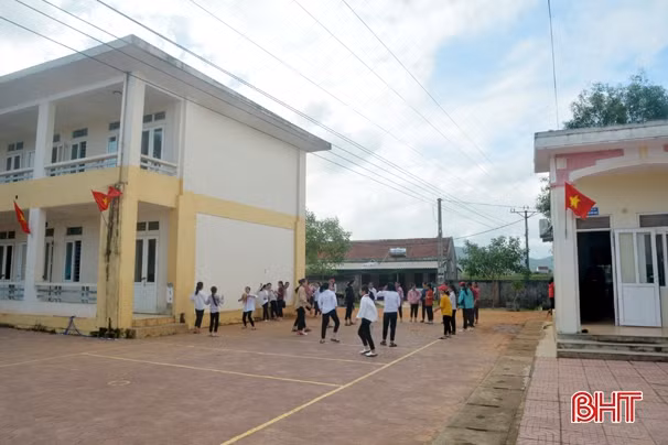 Đường điện trung thế “xuyên” trường ở Kỳ Anh, gần 1.000 cô trò bất an!