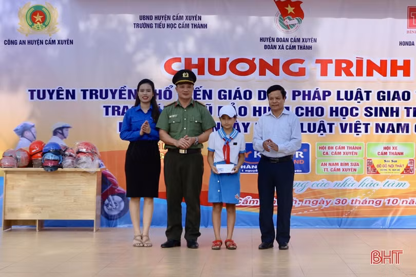 Trao tặng 273 mũ bảo hiểm cho học sinh Trường Tiểu học Cẩm Thành