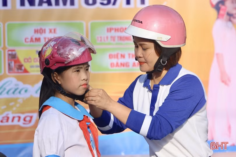 Trao tặng 273 mũ bảo hiểm cho học sinh Trường Tiểu học Cẩm Thành