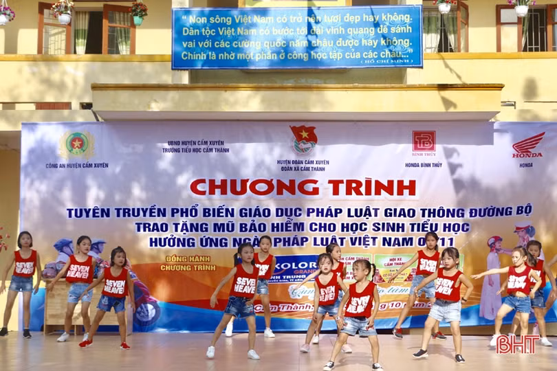 Trao tặng 273 mũ bảo hiểm cho học sinh Trường Tiểu học Cẩm Thành