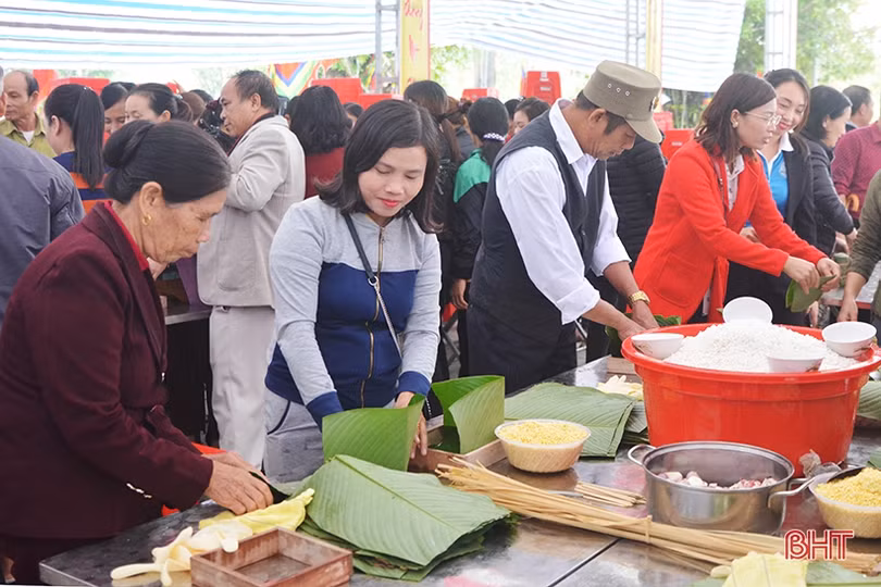 Người dân Hồng Lĩnh thi gói bánh chưng dâng Thánh tại Lễ hội đền Cả - Dinh đô quan Hoàng Mười