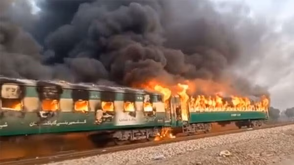 Cháy tàu hỏa ở Pakistan, ít nhất 62 người thiệt mạng