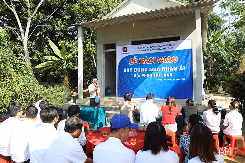 Công ty Xăng dầu Hà Tĩnh bàn giao nhà nhân ái cho hộ nghèo Hương Sơn
