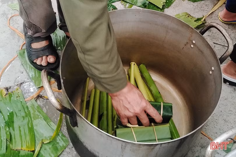 Người dân Hồng Lĩnh thi gói bánh chưng dâng Thánh tại Lễ hội đền Cả - Dinh đô quan Hoàng Mười