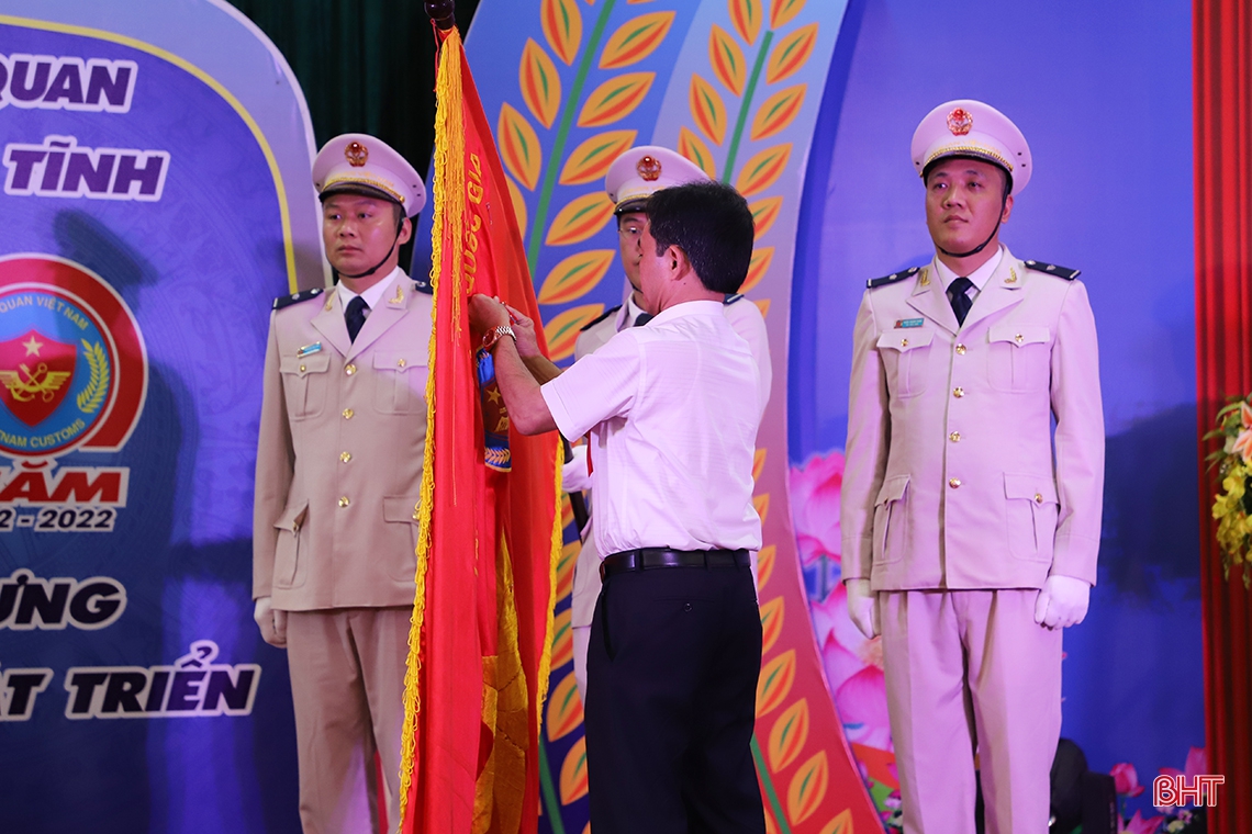 Cục Hải quan Hà Tĩnh đón nhận Huân chương Lao động hạng Nhất