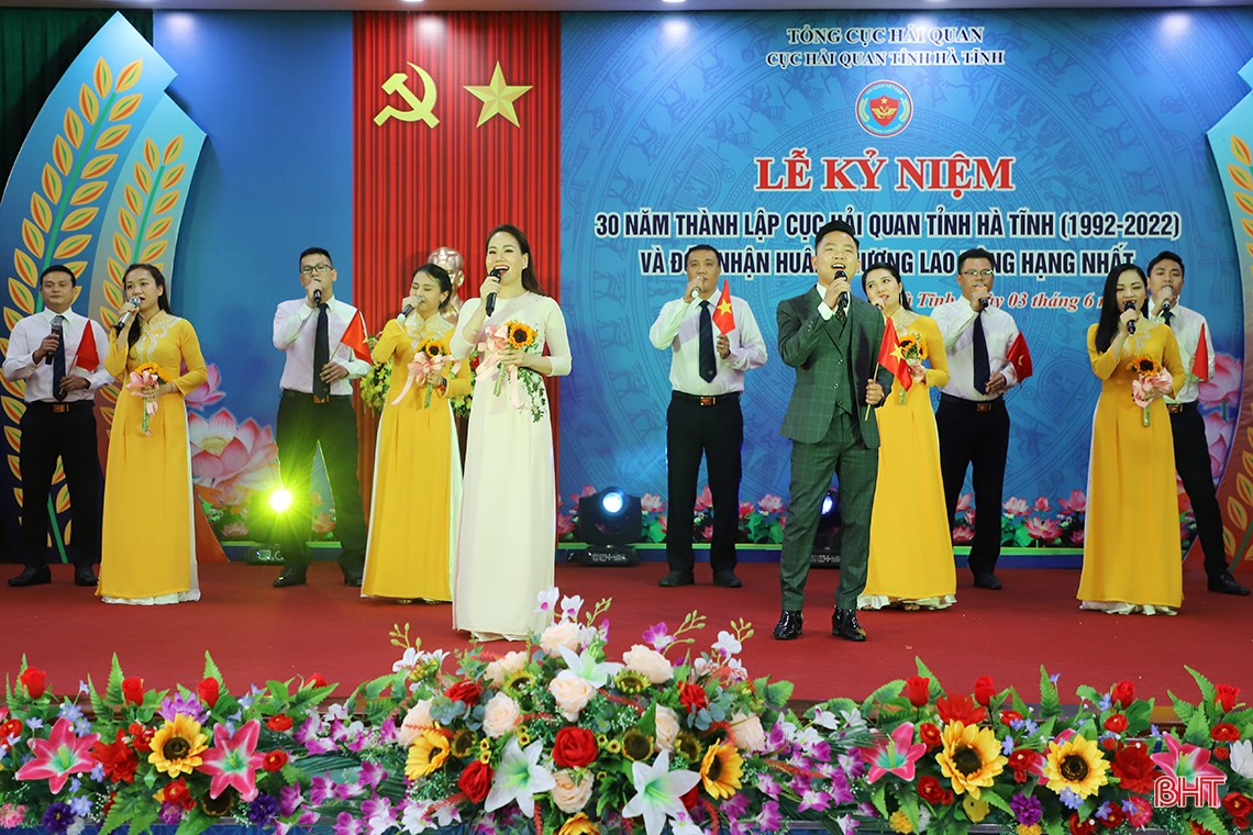 Cục Hải quan Hà Tĩnh đón nhận Huân chương Lao động hạng Nhất