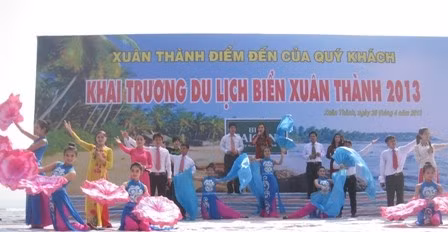 Biểu diễn văn nghệ tại lễ khai trương