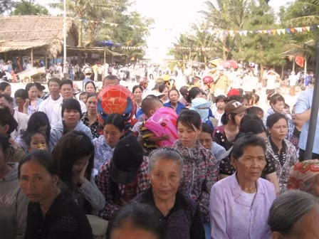 Hàng nghìn du khách đổ về bãi biển Xuân Thành dự lễ khai trương