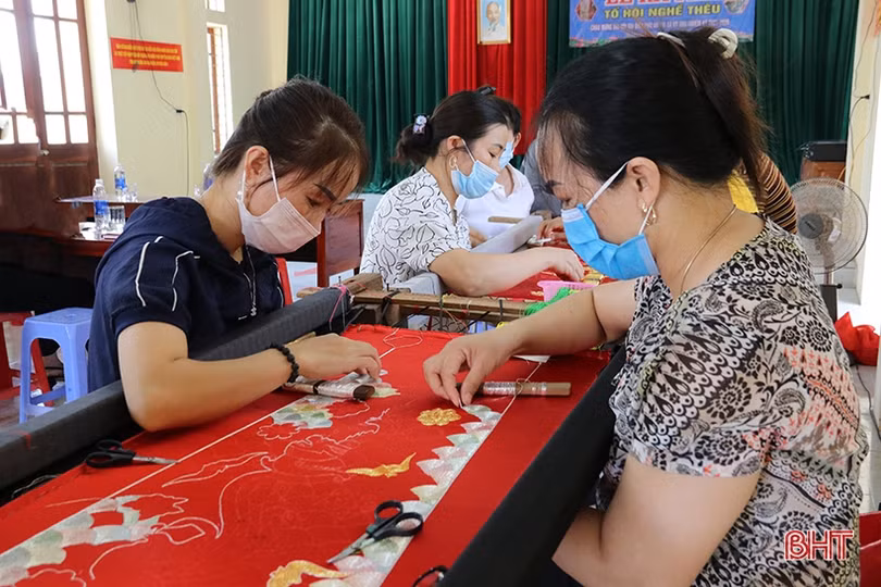 Ra mắt tổ hội nghề thêu tại vùng tái định cư TX Kỳ Anh
