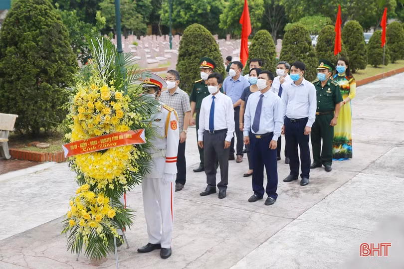 Lãnh đạo tỉnh Hà Tĩnh dâng hương tưởng niệm Bác Hồ, Tổng Bí thư Hà Huy Tập và các anh hùng, liệt sỹ